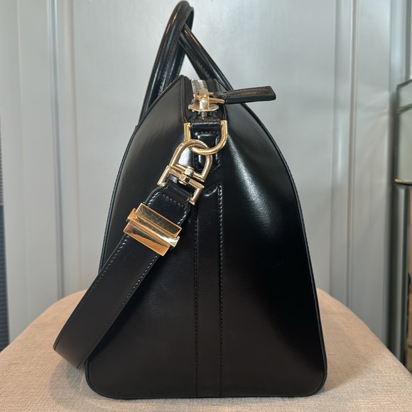Givenchy Antigona Medium Bag - Picture 4 of 11